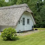 Idyllic In A Beautiful Thatched House 펜션