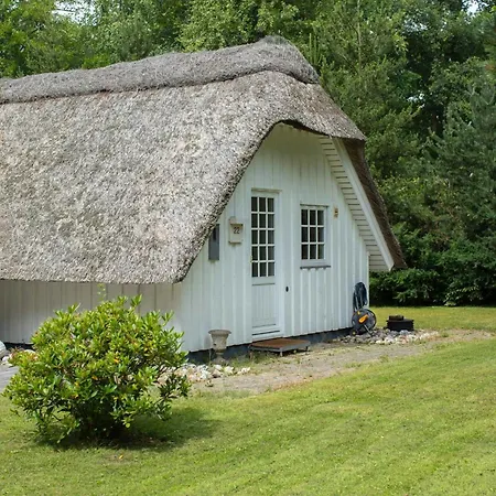 Idyllic In A Beautiful Thatched House Дом отдыха